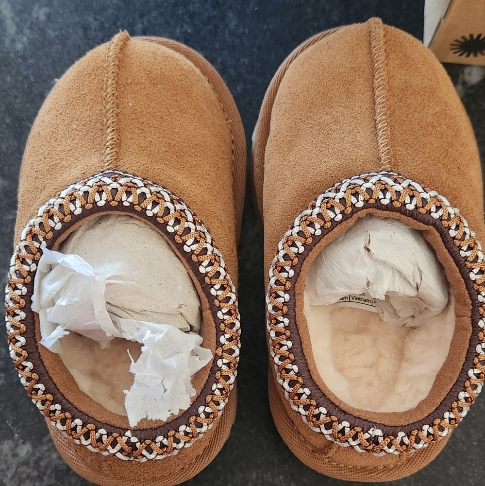 UGG Toddler Size 6 Shoe